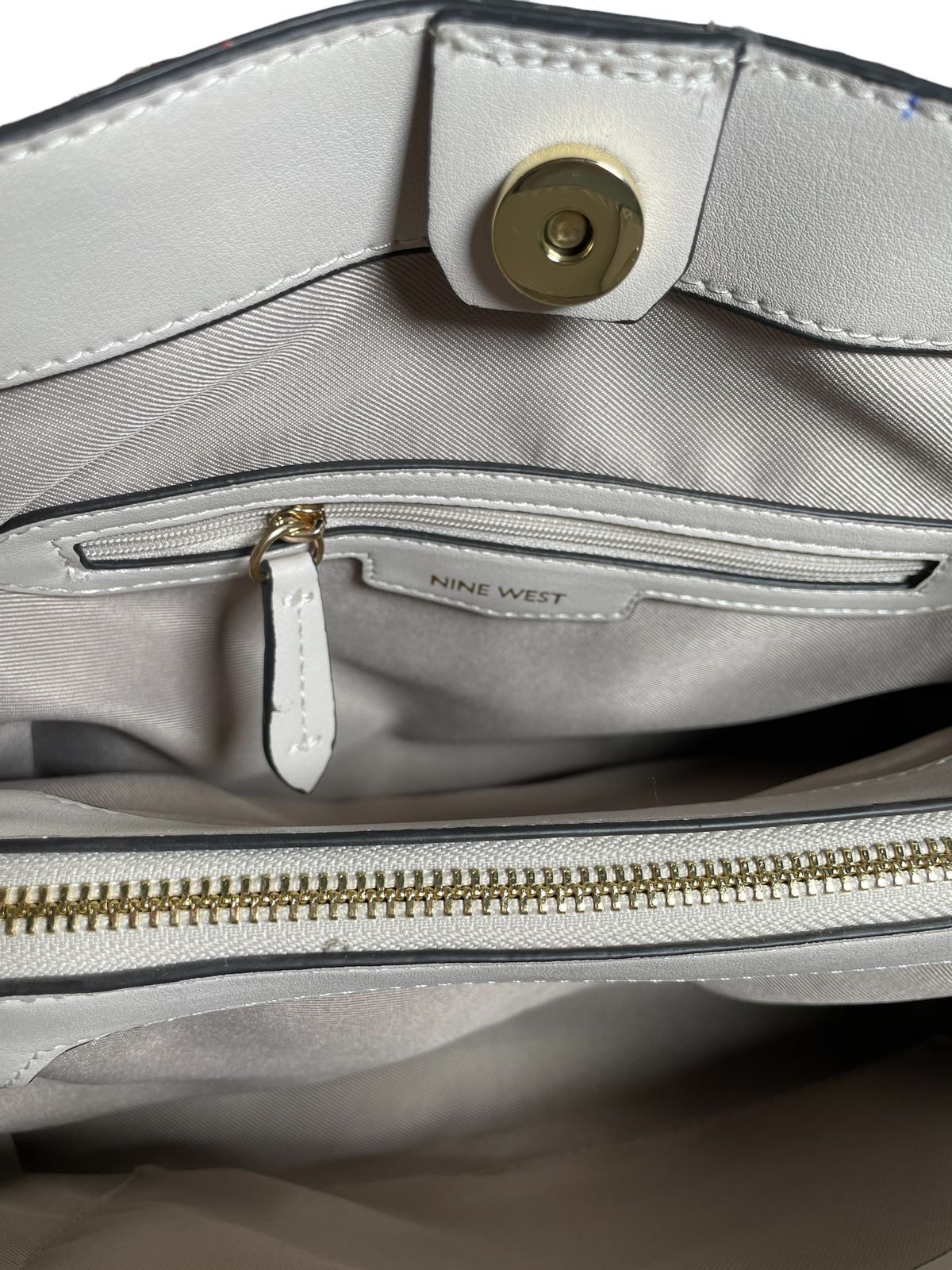 Bolsa de Mano Nine West Gris con Asa Blanca